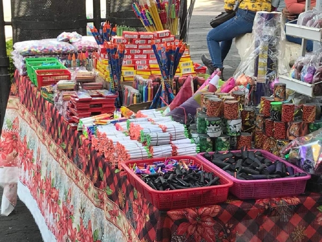 El uso de pirotecnia es común en las fiestas decembrinas.