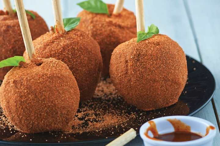 Prepara tu propia pasta de chamoy para cubrir manzanas y otras frutas