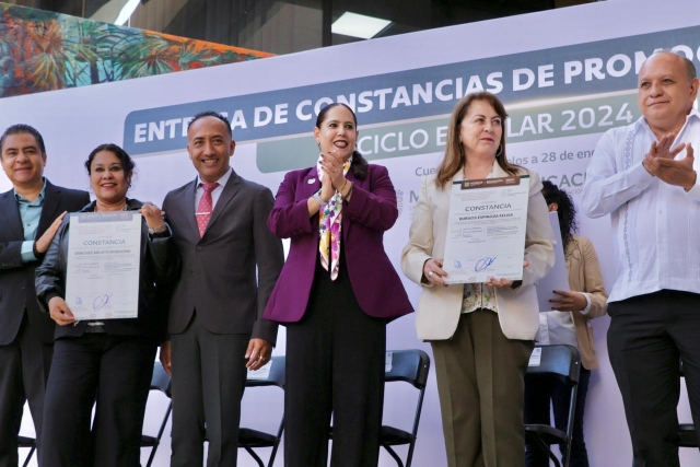 Entregan plazas de promoci&oacute;n horizontal a trabajadores de la educaci&oacute;n