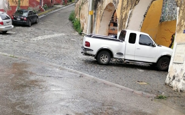 Reportan fuga de agua potable en el puente de Carlos Cuaglia