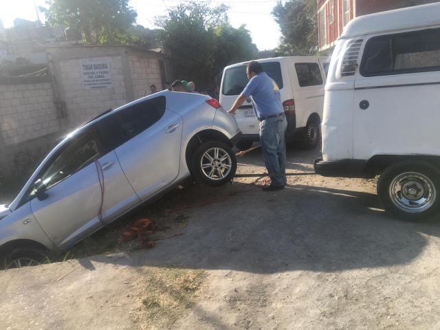 Cae en alcantarilla en la colonia Mártires del Río Blanco