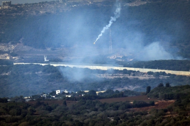 Bengalas son disparadas desde el norte de Israel sobre la aldea fronteriza de Aita al-Shaab, en el sur del Líbano, el 28 de octubre de 2023.