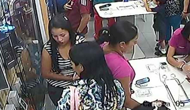 Retienen a mujer en una tienda por presunto robo