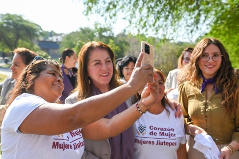 Margarita González Saravia encabezó en Puente de Ixtla la presentación del programa &quot;Corazón de Mujer&quot;. 
