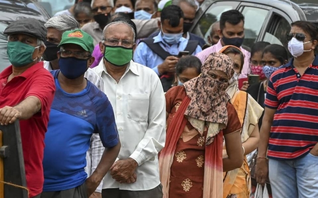 India supera de nuevo récord de contagios y muertes diarias por COVID-19.