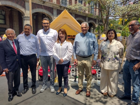 La gobernadora Margarita González entregó equipo a combatientes de incendios forestales. 