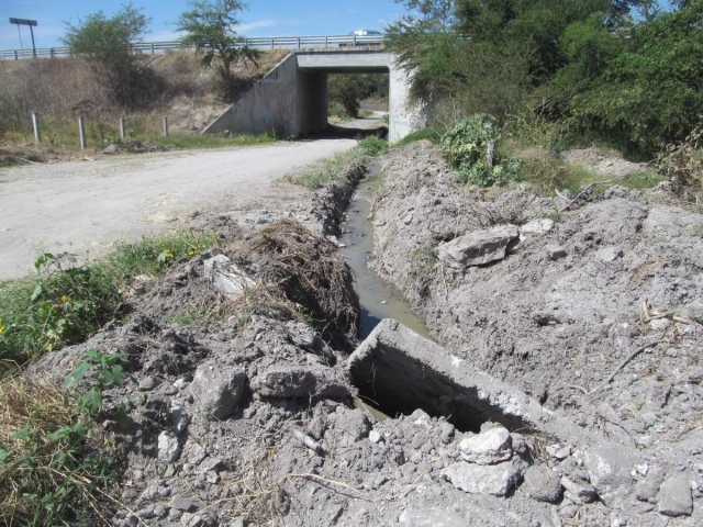  Los vecinos urgieron una solución definitiva, pues hasta ahora sólo ha sido temporal y las aguas negras ponen en riesgo su salud y a las plantas y deterioran el camino.