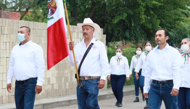 Leobardo Vergara Villalobos (al centro) es buscado desde este viernes.