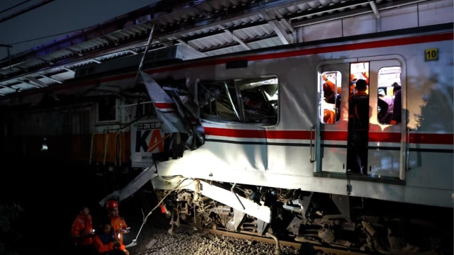 Cuatro muertos y decenas de heridos tras choque de trenes en Yakarta