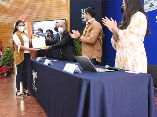 Los 23 CESA de la FEUM rindieron protesta en una ceremonia encabezada por el rector de la UAEM, Gustavo Urquiza. 