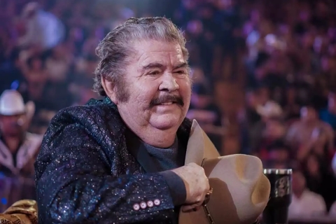 Eliseo Robles se desmaya en pleno concierto del Palomazo Norteño; su estado de salud ya fue confirmado