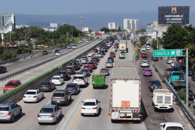El tráfico de la autopista a México contribuye a dañar la atmósfera de la entidad.