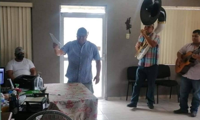 Hombre celebra su divorcio con música y banda.