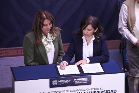 La rectora Viridiana Ayde&eacute; Le&oacute;n firm&oacute; con la gobernadora Margarita Gonz&aacute;lez Saravia el convenio de adhesi&oacute;n de la UAEM al Plan Integral de Seguridad Universitaria del gobierno estatal. 