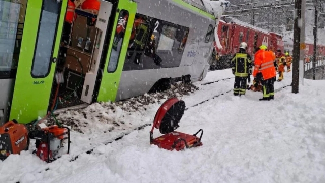Tren se descarrila en Suiza tras avalanchas de nieve; hay cinco heridos