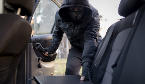 Cuidado con lo que dejas en tu coche: así detectan los ladrones celulares y laptops ocultos
