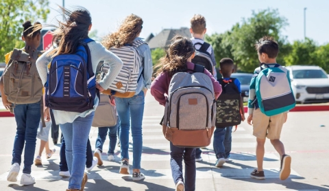Mochilas escolares: cuánto peso es seguro para cuidar la espalda infantil