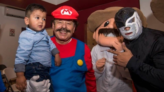 Candidato se transforma en Mario Bros y hace campaña en Go Karts.