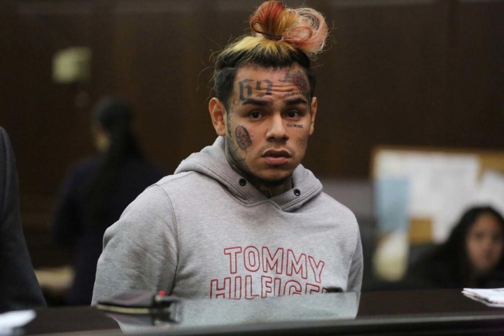 Reportan presunto ataque al rapero Tekashi 6ix9ine en prisi&oacute;n