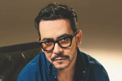 Manolo Caro, director de La Casa de las Flores, anuncia que se convirtió en papá y celebra su nueva etapa