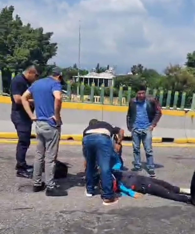Derrapa motociclista sobre el Paso Exprés