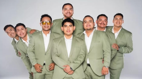 &#039;Estamos hartos&#039;: Grupo Armonía 10 se presenta en escenario con chalecos antibalas y alza la voz contra la violencia