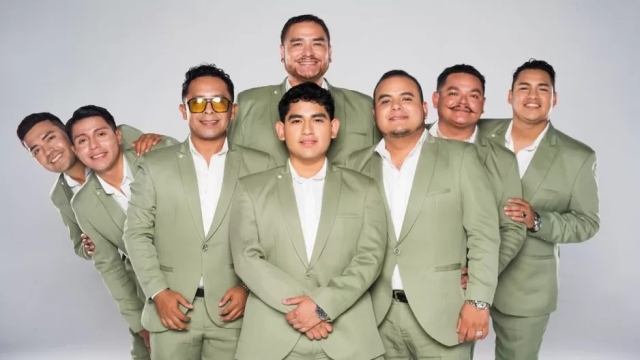 &#039;Estamos hartos&#039;: Grupo Armonía 10 se presenta en escenario con chalecos antibalas y alza la voz contra la violencia