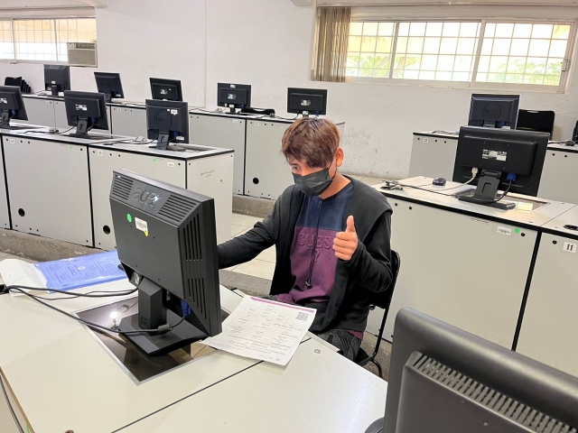 Jóvenes morelenses presentan examen de admisión para nivel medio superior