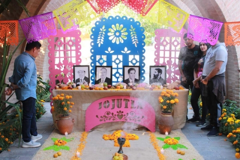 Realizan exposición de altares en la arcada municipal