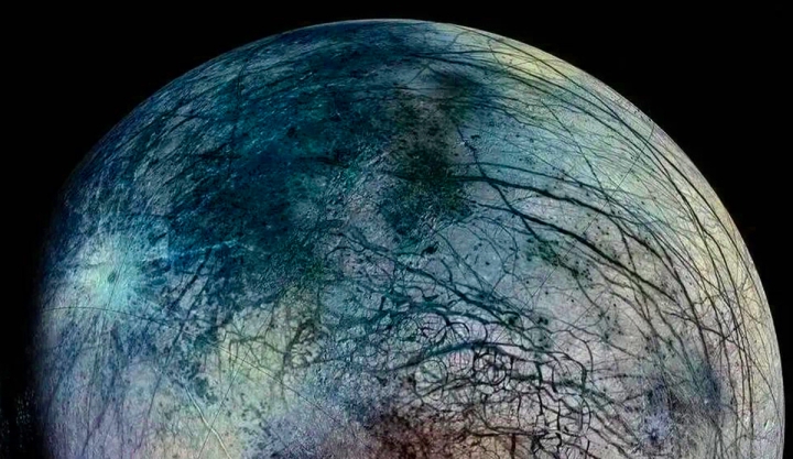 Capa de hielo de la luna Europa tiene al menos 20 kilómetros de espesor