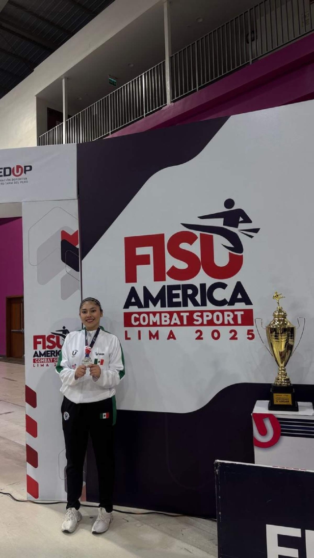 Viviana Athenea González muestra su presea de plata que obtuvo en el Fisu América Combat Sport Lima 2025.