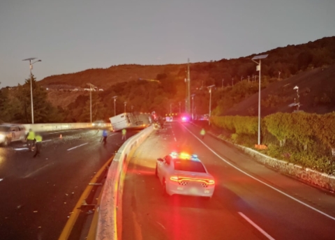 Cierre parcial en autopista México-Cuernavaca tras volcadura de tráiler
