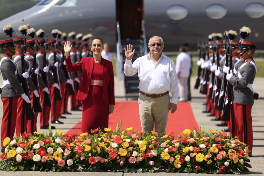 Sheinbaum llega a Guatemala para su primera reunión bilateral con Arévalo