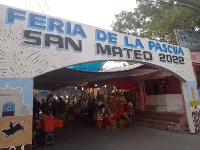 Acceso principal a la feria, que también tiene sus manifestaciones religiosas.