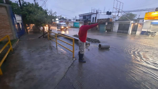 Las lluvias de los recientes días ya comienzan a preocupar a las autoridades. Ayer se limpiaron coladeras y se retiró basura de los drenajes para permitir que el agua fluyera.