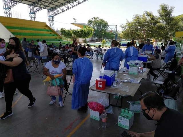 Durante dos días, rezagados de la región oriente acudieron a Cuautla para recibir el biológico.