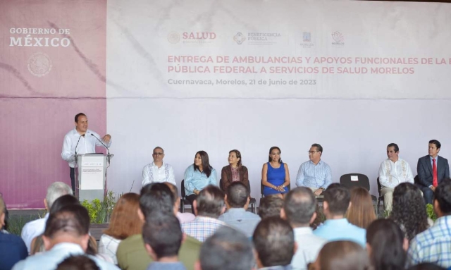 Cuauhtémoc Blanco entregó ambulancias y apoyos a personas no derechohabientes a un sistema de salud.  