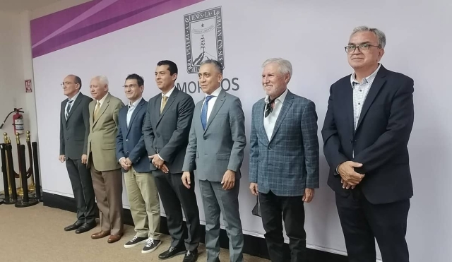 Oficial, entrega de nueva patente de notario