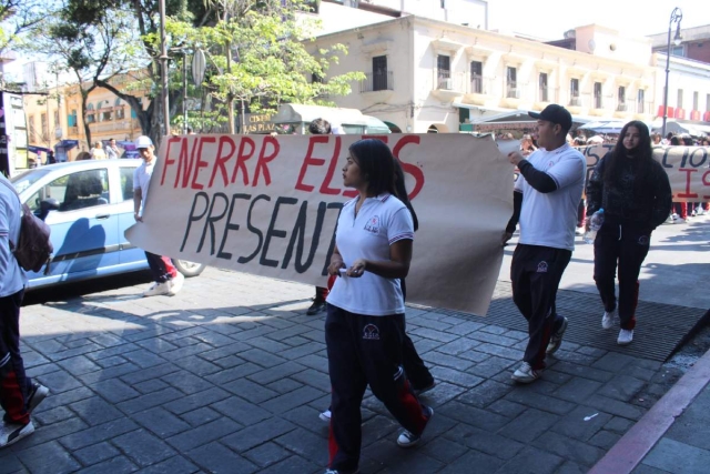 Los manifestantes marcharon por la avenida Morelos hasta el Centro de la ciudad y bloquearon la avenida Galeana. 