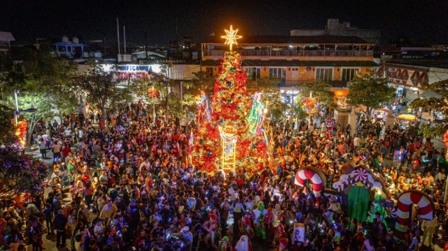 Iluminan zócalo y alameda de Cuautla por la Navidad