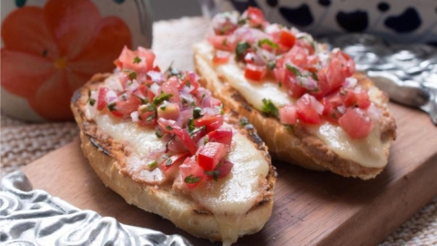 Prepara molletes rancheros deliciosos con esta receta casera