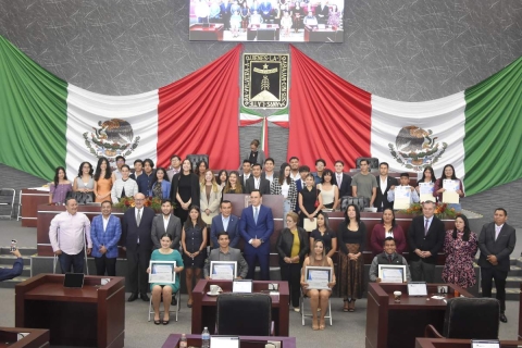 Reconoce Congreso a ganadores de Parlamento Juvenil 2025