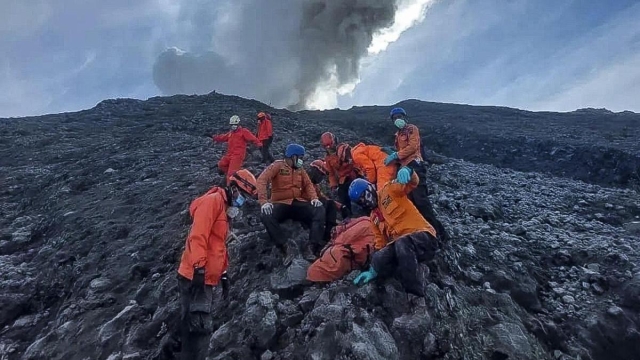 Suben a 23 los muertos tras erupción del volcán Merapi en Indonesia