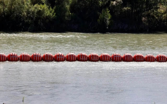 Gobernador de Texas rechaza retirar boyas del río Bravo