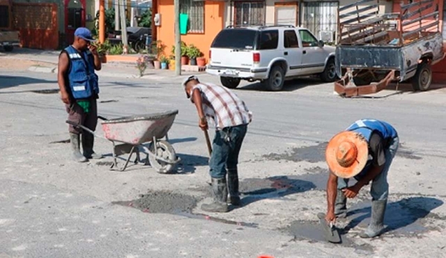 Bacheo con cemento y voluntad