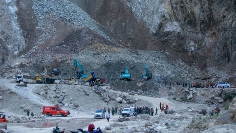 Derrumbe en cantera de Indonesia deja al menos 10 muertos y desaparecidos