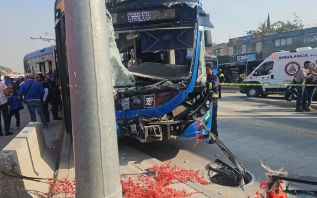 Choque de troleb&uacute;s en Chalco deja 20 personas heridas