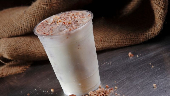 Refrescante con una exquisita agua de nuez con canela, te damos la receta