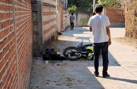 El joven fue hallado sin vida junto a la moto que conduc&iacute;a cuando lo atacaron.