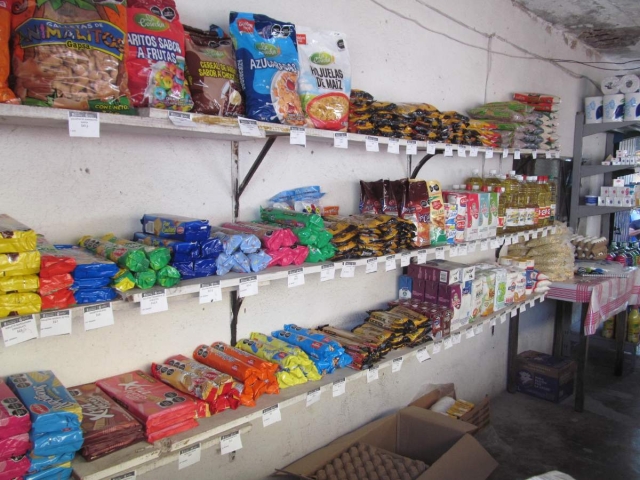 Hasta el momento, la tienda del bienestar apoyada por el gobierno federal recién abierta no marca diferencia en cuanto a mercancía y precios.